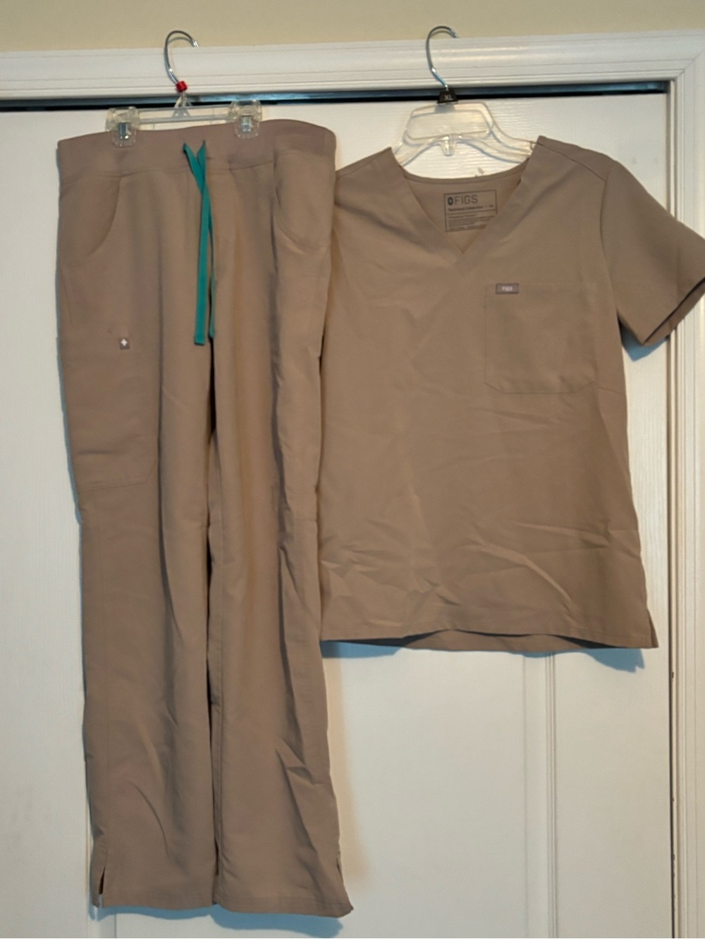 LOT of figs scrubs size xs/s, assorted colors, 4 sets & 2 pieces - Picture 3 of 6